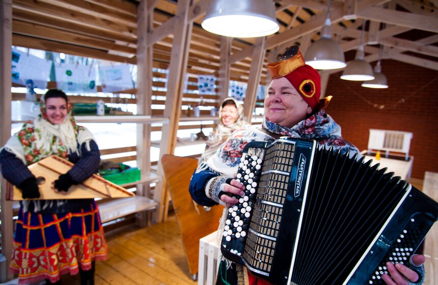 Снегурочка и Рой Джонс открыли зимний сезон на "Городской ферме" 1 фото