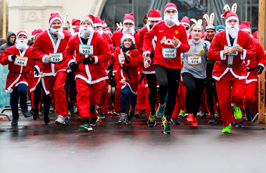 На ВДНХ прошел благотворительный забег Дедов Морозов 8 фото