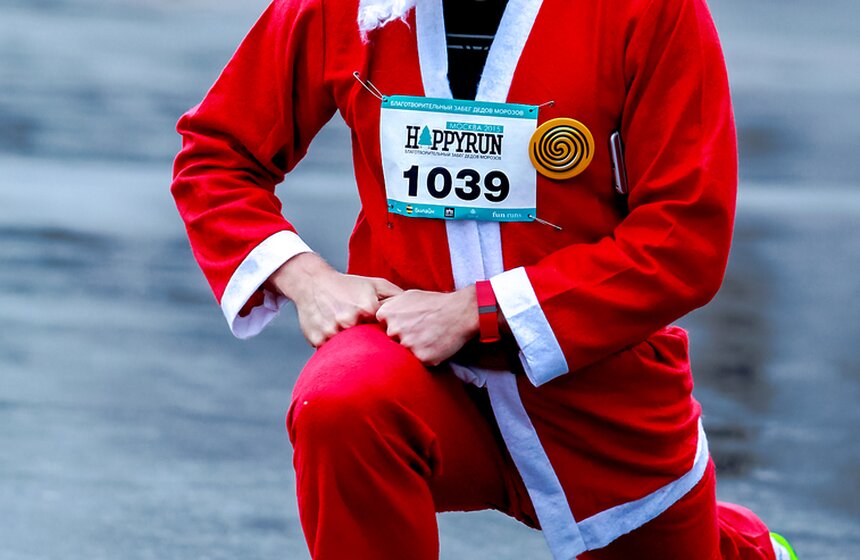 На ВДНХ прошел благотворительный забег Дедов Морозов 1 фото
