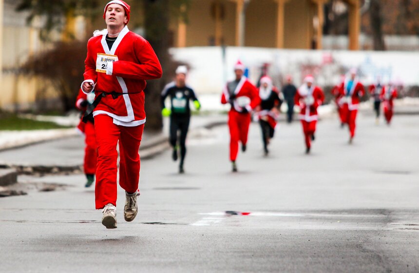 На ВДНХ прошел благотворительный забег Дедов Морозов 10 фото