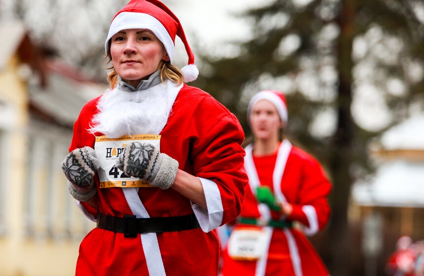 На ВДНХ прошел благотворительный забег Дедов Морозов 14 фото
