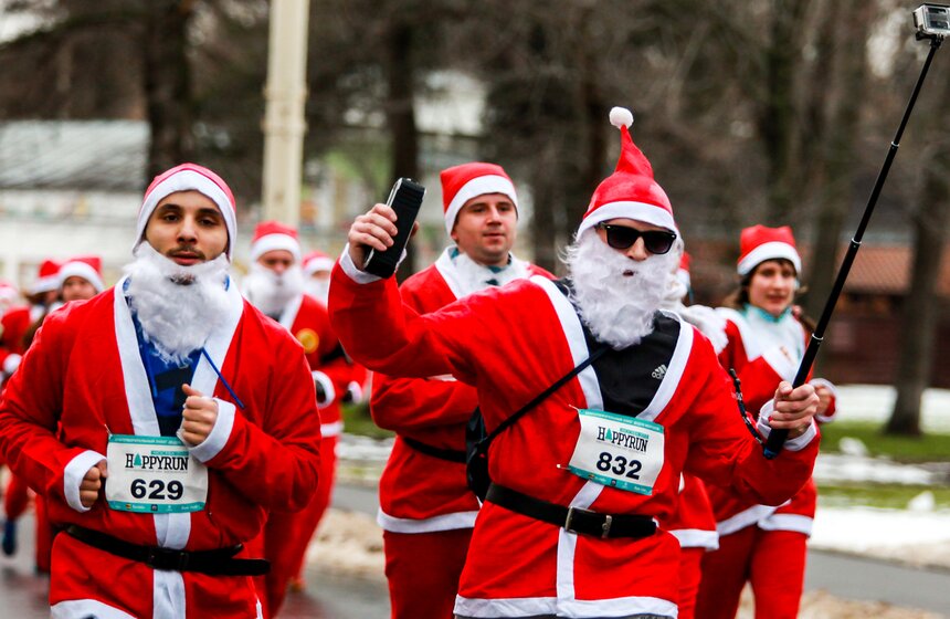 На ВДНХ прошел благотворительный забег Дедов Морозов 16 фото