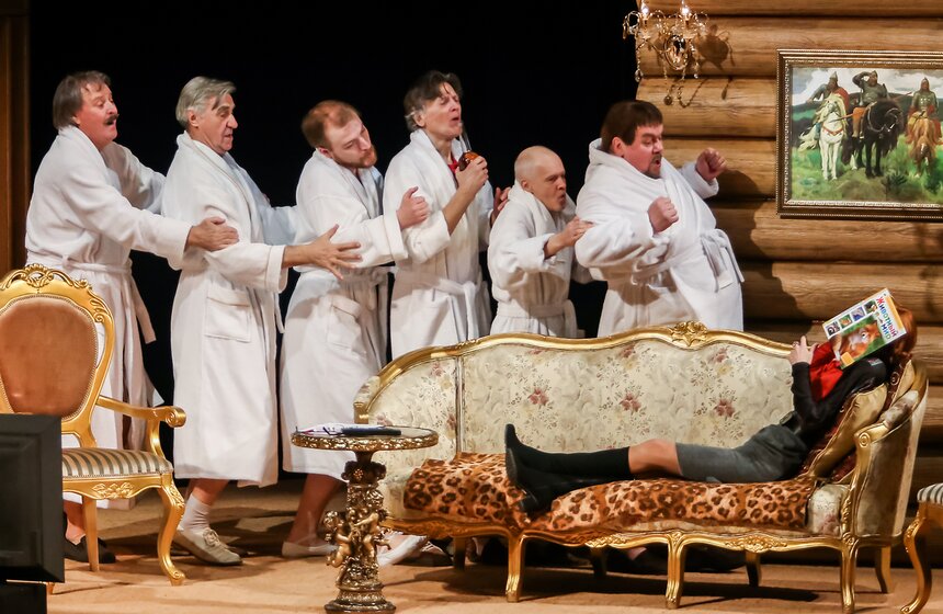 Новый спектакль Павла Хомского "Энергичные люди" 4 фото