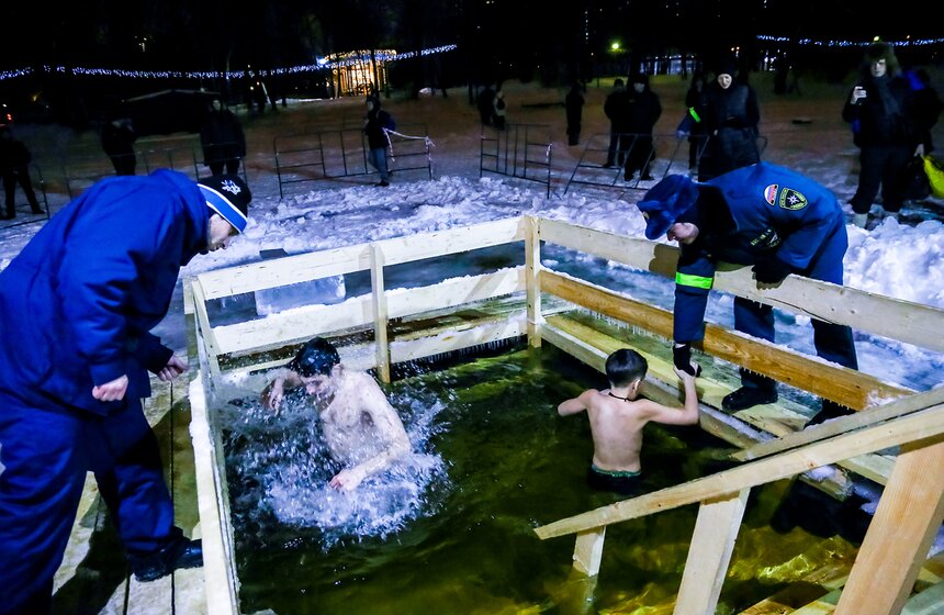 Крещенские купания в Воронцовском парке 12 фото