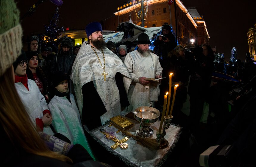 Православные москвичи окунулись в купели в центре города 2 фото