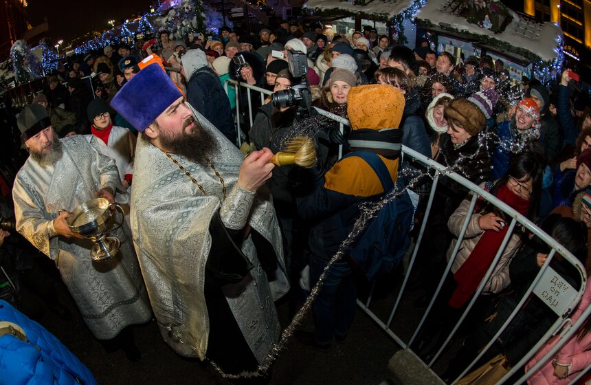 Православные москвичи окунулись в купели в центре города 5 фото