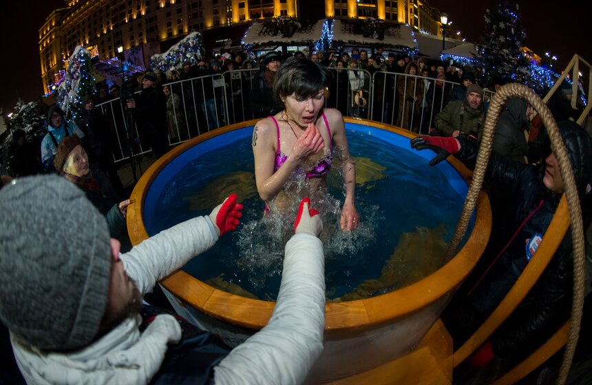 Православные москвичи окунулись в купели в центре города 20 фото
