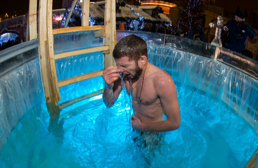 Православные москвичи окунулись в купели в центре города 19 фото