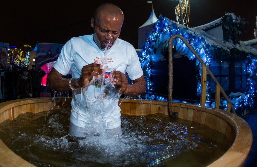 Православные москвичи окунулись в купели в центре города 17 фото