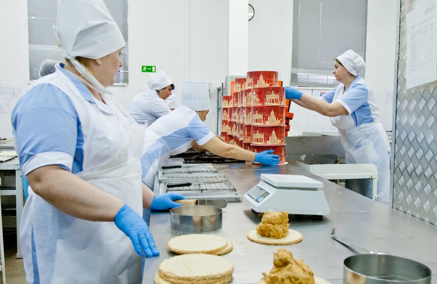 Как готовят главный торт Москвы 5 фото