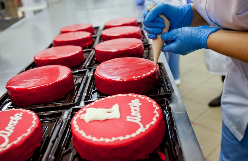 Как готовят главный торт Москвы 14 фото