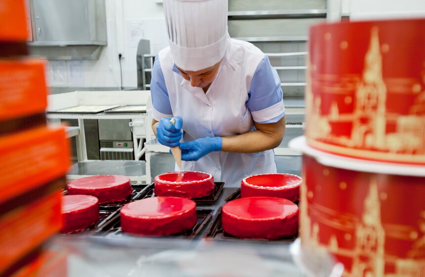 Как готовят главный торт Москвы 13 фото