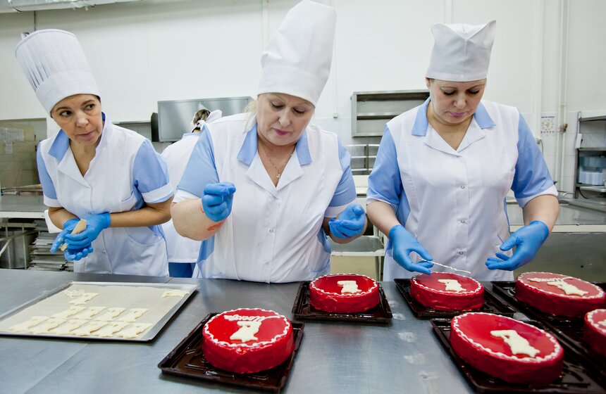 Как готовят главный торт Москвы 18 фото