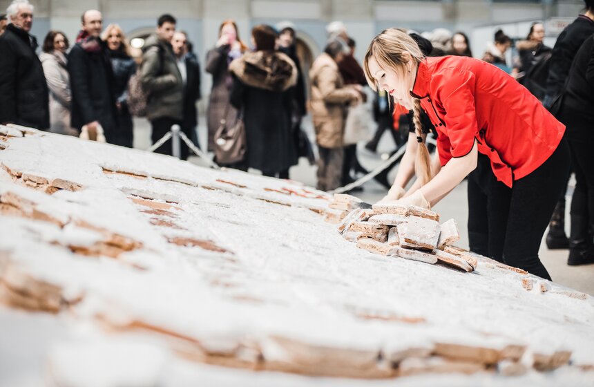В Гостином дворе раздали гигантскую медовую коврижку 18 фото
