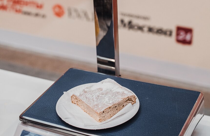 В Гостином дворе раздали гигантскую медовую коврижку 17 фото