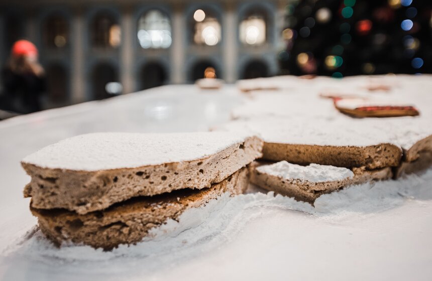 В Гостином дворе раздали гигантскую медовую коврижку 7 фото