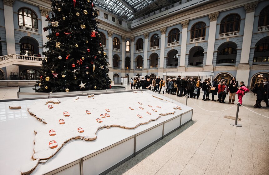 В Гостином дворе раздали гигантскую медовую коврижку 5 фото