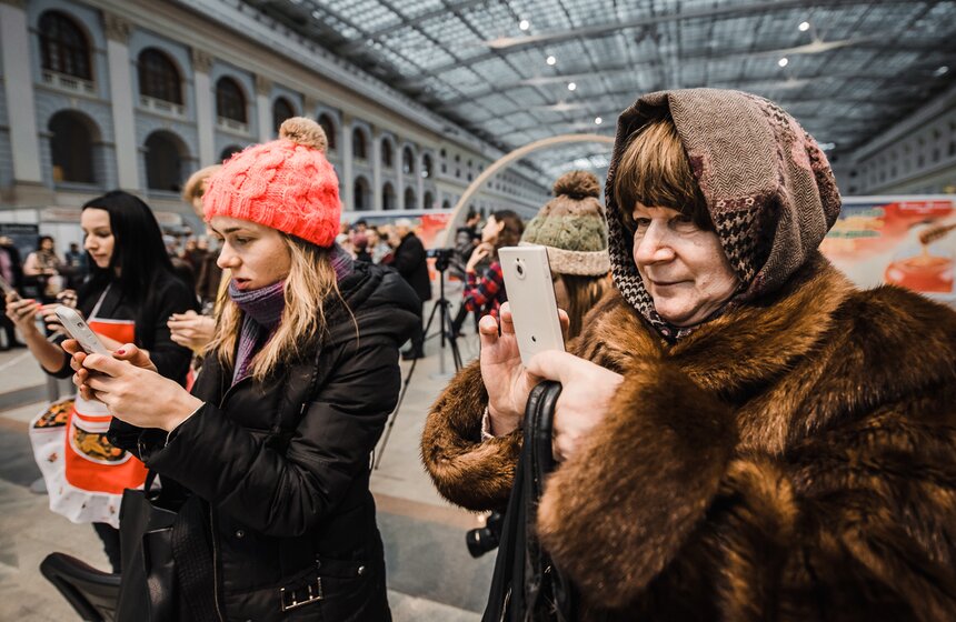 В Гостином дворе раздали гигантскую медовую коврижку 4 фото