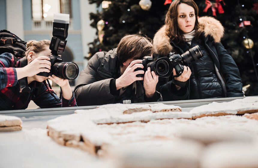 В Гостином дворе раздали гигантскую медовую коврижку 6 фото