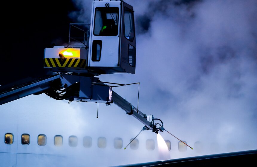 Как обслуживают самый большой пассажирский самолет в Домодедове 19 фото