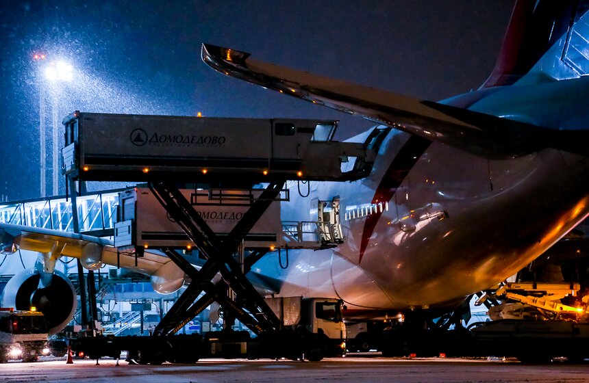 Как обслуживают самый большой пассажирский самолет в Домодедове 17 фото