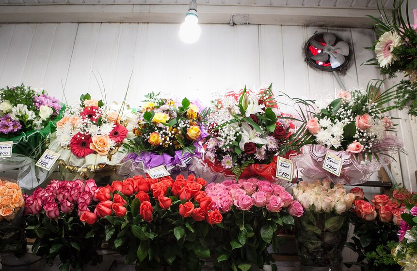 Цветы в киосках спальных районов столицы 12 фото