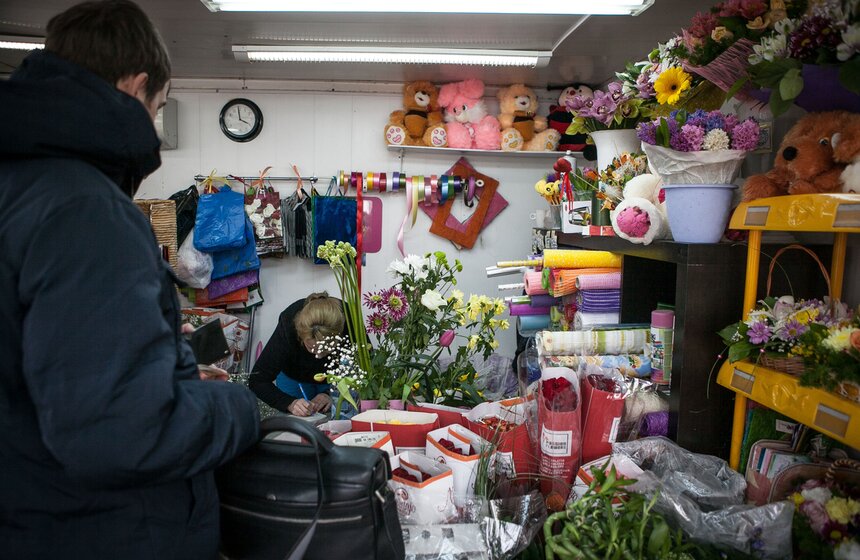 Цветы в киосках спальных районов столицы 14 фото