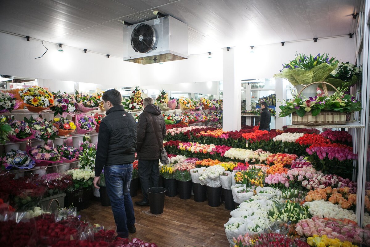 Купить цветы на базе. Рынок цветов. Цветочный рынок в Москве. Киевский рынок цветов. Цветы Центральный рынок.