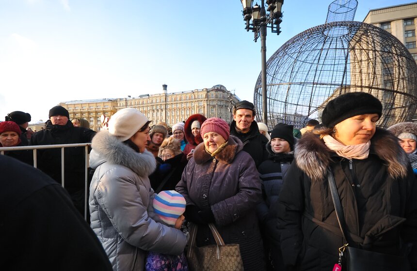 Москвичи выстроились в очередь для дегустации пирога-гиганта 5 фото
