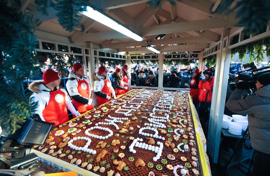 Москвичи выстроились в очередь для дегустации пирога-гиганта 4 фото