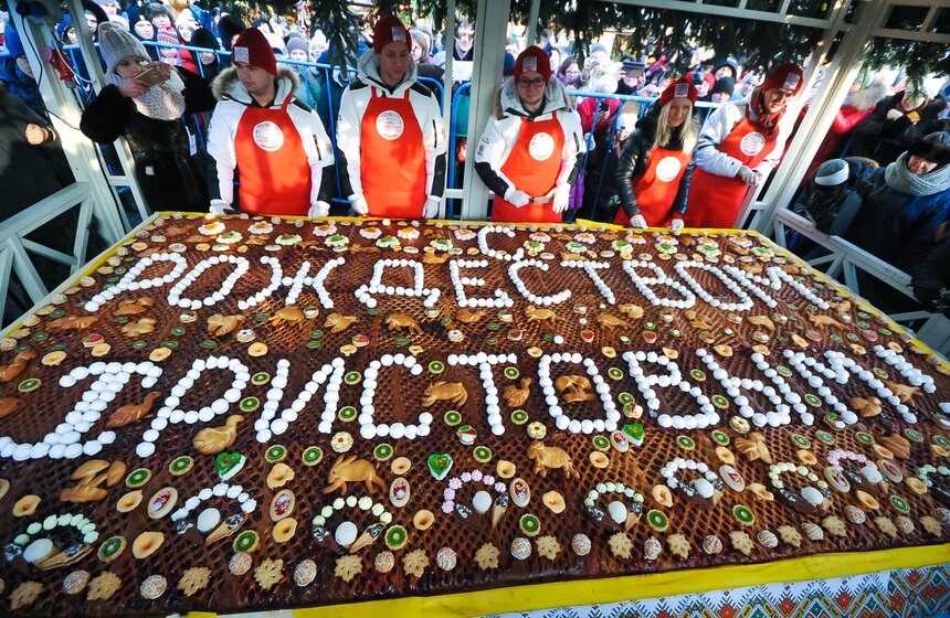 Москвичи выстроились в очередь для дегустации пирога-гиганта 3 фото