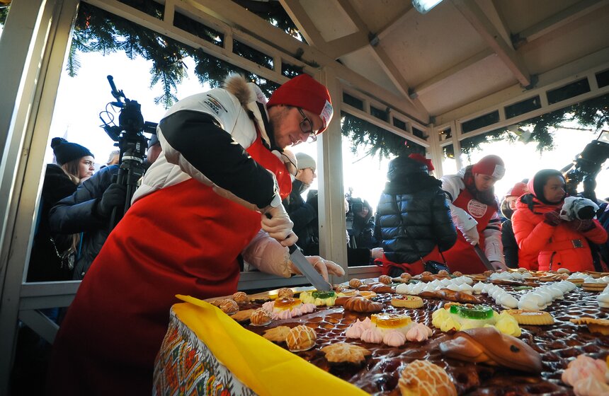 Москвичи выстроились в очередь для дегустации пирога-гиганта 8 фото