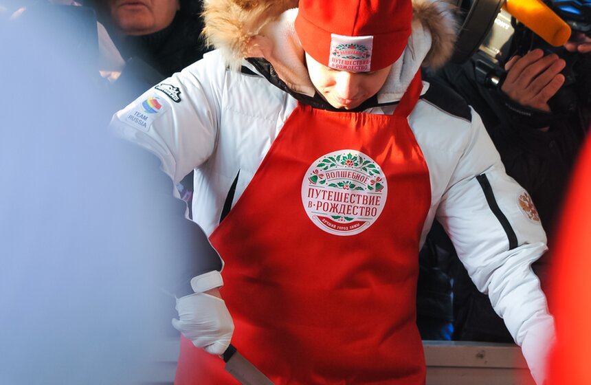 Москвичи выстроились в очередь для дегустации пирога-гиганта 7 фото