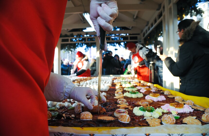 Москвичи выстроились в очередь для дегустации пирога-гиганта 10 фото