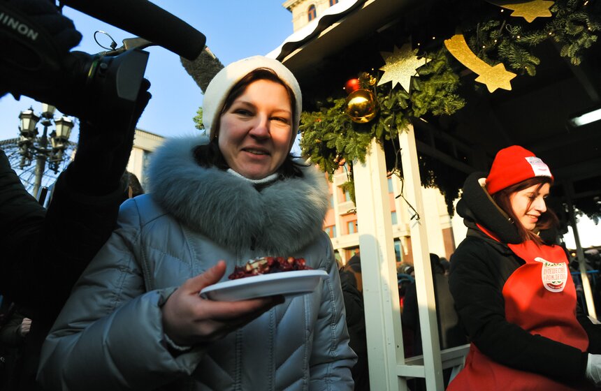 Москвичи выстроились в очередь для дегустации пирога-гиганта 13 фото