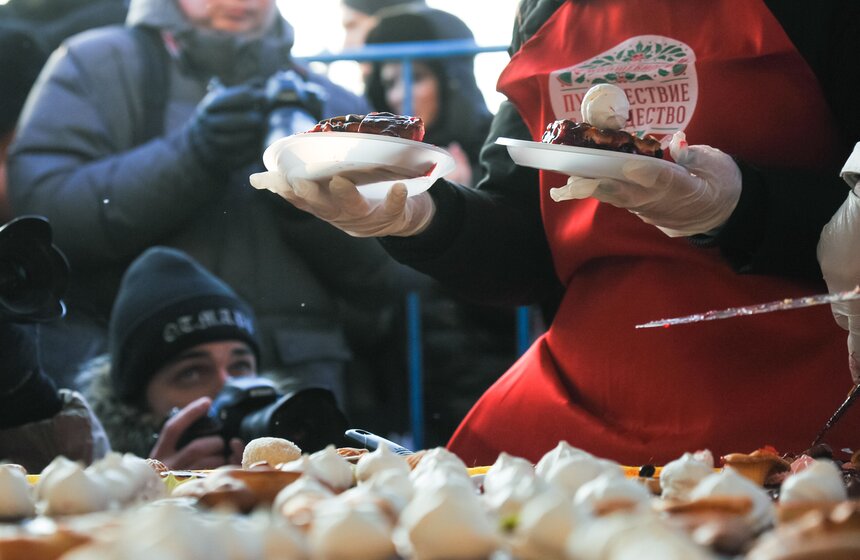 Москвичи выстроились в очередь для дегустации пирога-гиганта 16 фото