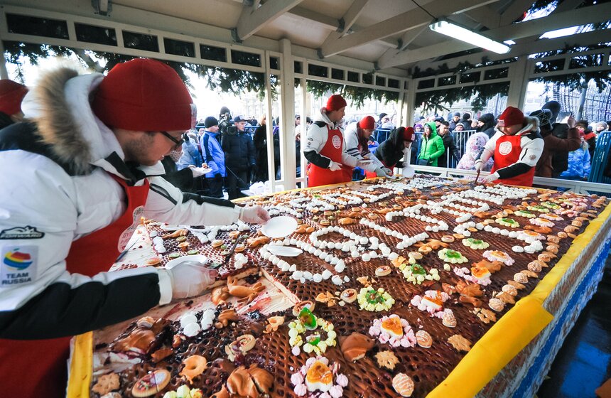 Москвичи выстроились в очередь для дегустации пирога-гиганта 19 фото