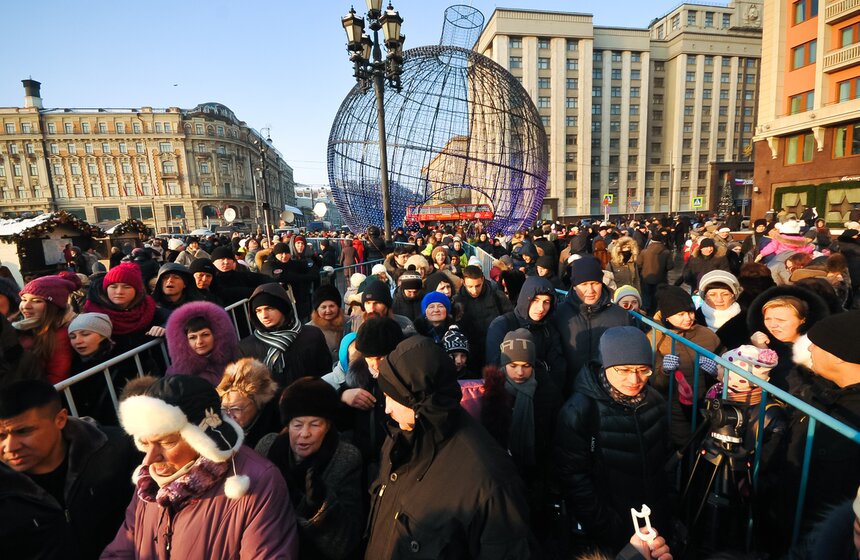 Москвичи выстроились в очередь для дегустации пирога-гиганта 17 фото