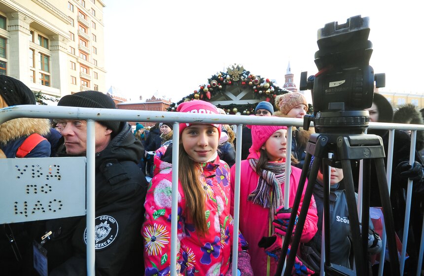 Москвичи выстроились в очередь для дегустации пирога-гиганта 20 фото