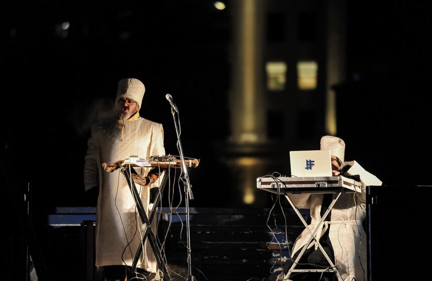 МУЗЕОН встретил Рождество вертикальным мультимедиа 1 фото