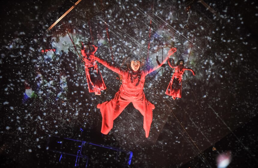 МУЗЕОН встретил Рождество вертикальным мультимедиа 23 фото