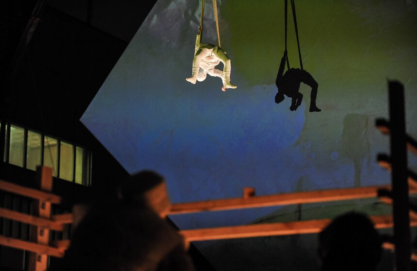 МУЗЕОН встретил Рождество вертикальным мультимедиа 11 фото