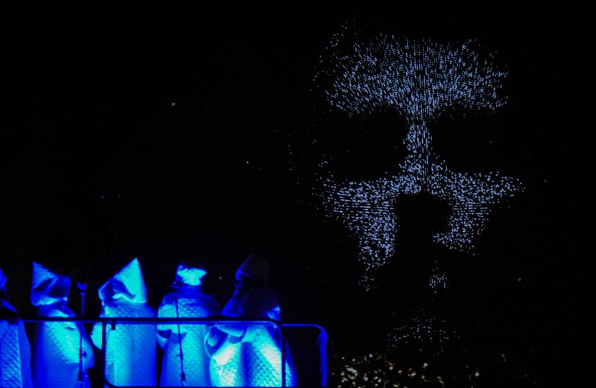 МУЗЕОН встретил Рождество вертикальным мультимедиа 2 фото