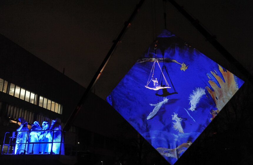 МУЗЕОН встретил Рождество вертикальным мультимедиа 14 фото