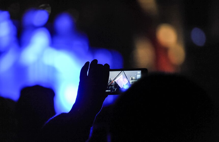 МУЗЕОН встретил Рождество вертикальным мультимедиа 18 фото