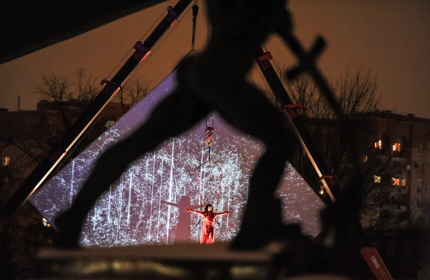 МУЗЕОН встретил Рождество вертикальным мультимедиа 19 фото