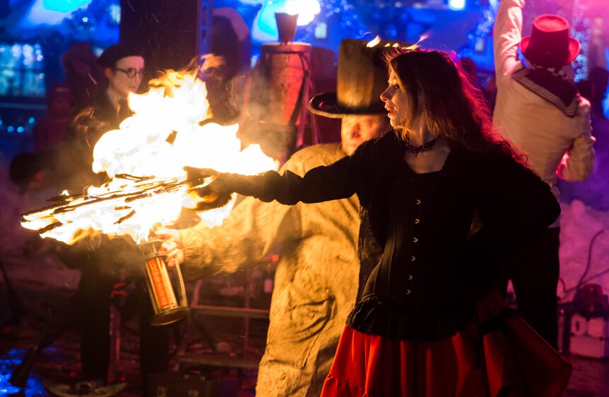 Выступление уличных театров на Старый Новый год 15 фото