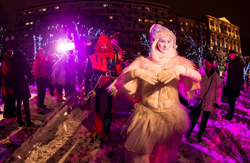 Выступление уличных театров на Старый Новый год 19 фото