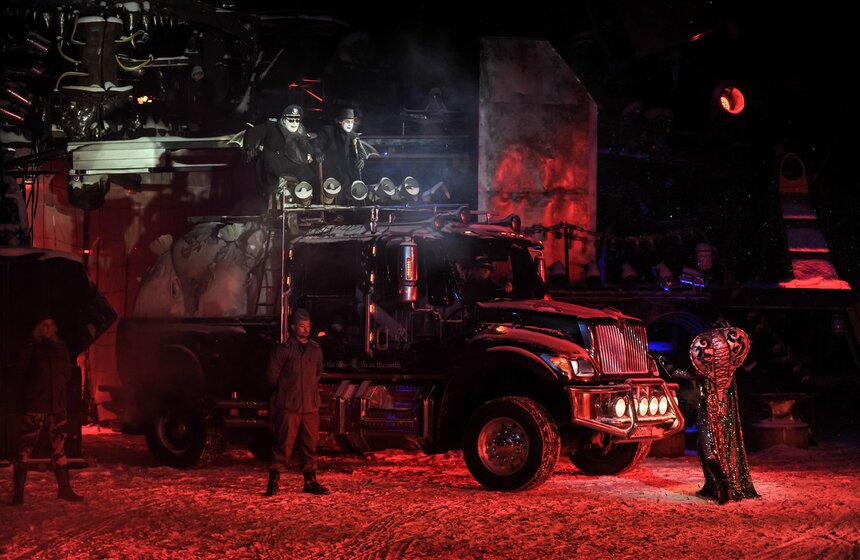 В московском байк-центре проходят детские новогодние елки 24 фото