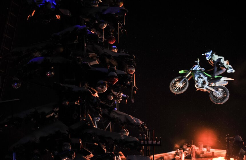 В московском байк-центре проходят детские новогодние елки 7 фото